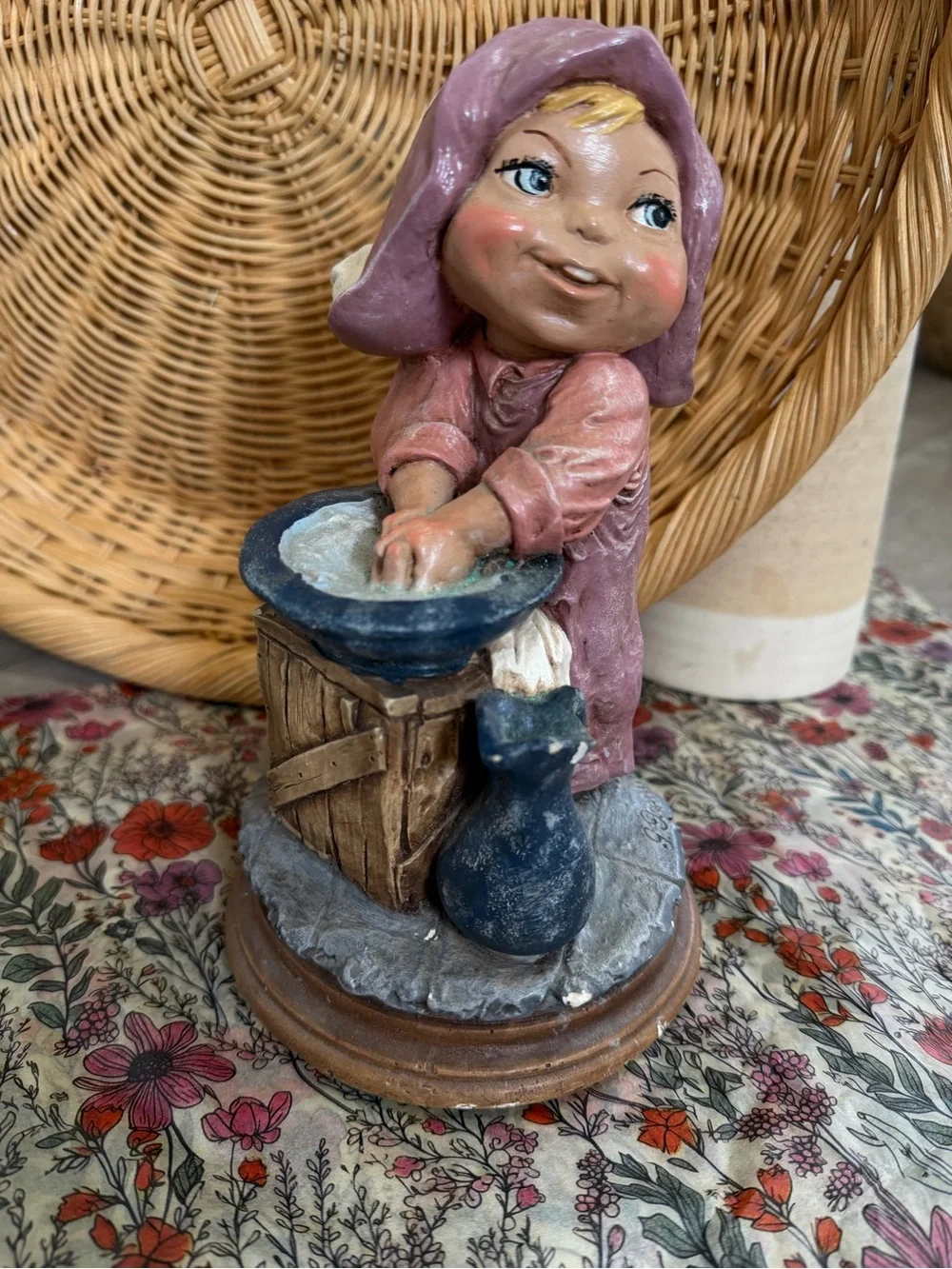 Vintage Giuseppe Armani Figurine Girl Washing Hands COLORFUL Signed Rare
